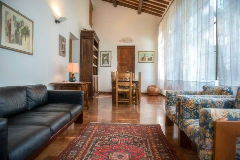 Casa Dei Lecci Apartment โฟลีโญ ภายนอก รูปภาพ