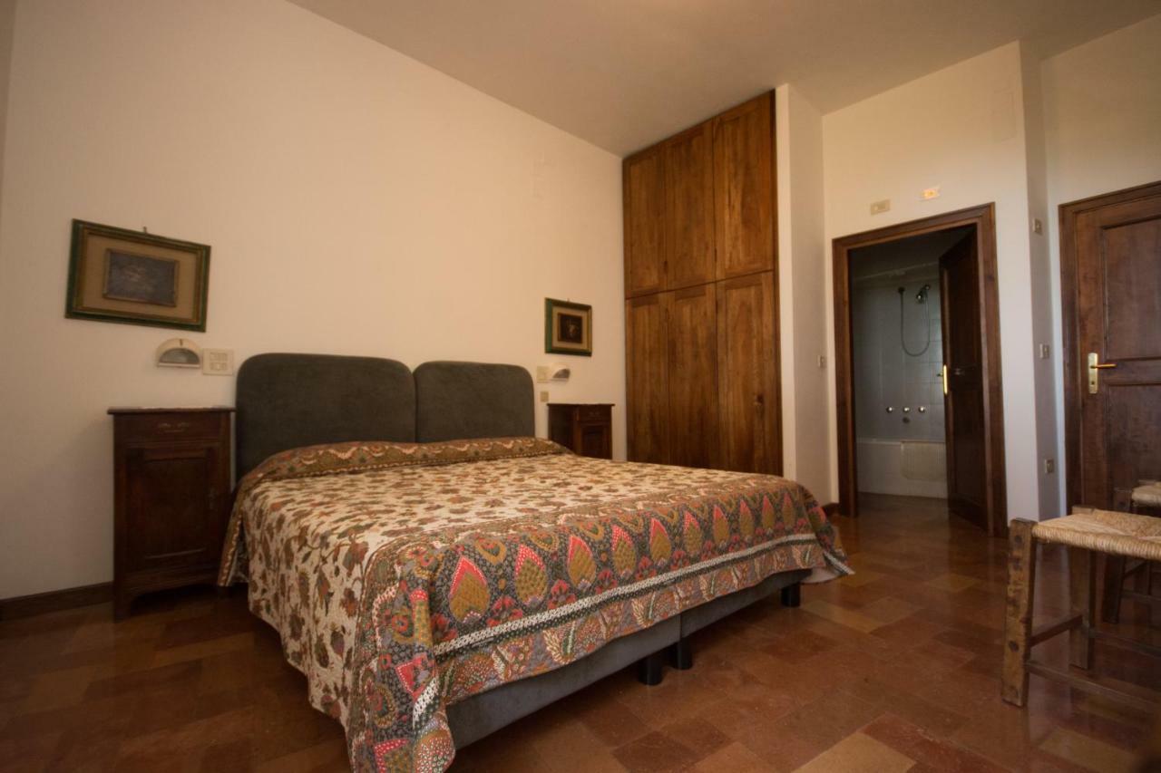 Casa Dei Lecci Apartment โฟลีโญ ภายนอก รูปภาพ