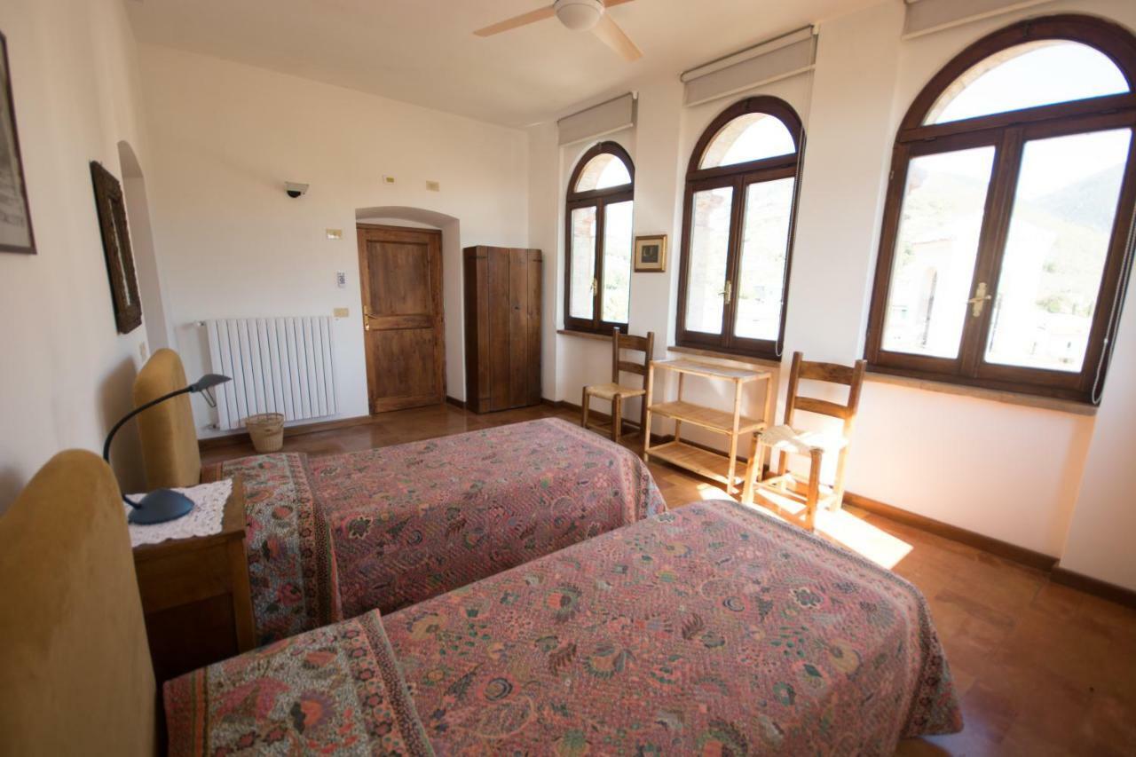 Casa Dei Lecci Apartment โฟลีโญ ภายนอก รูปภาพ